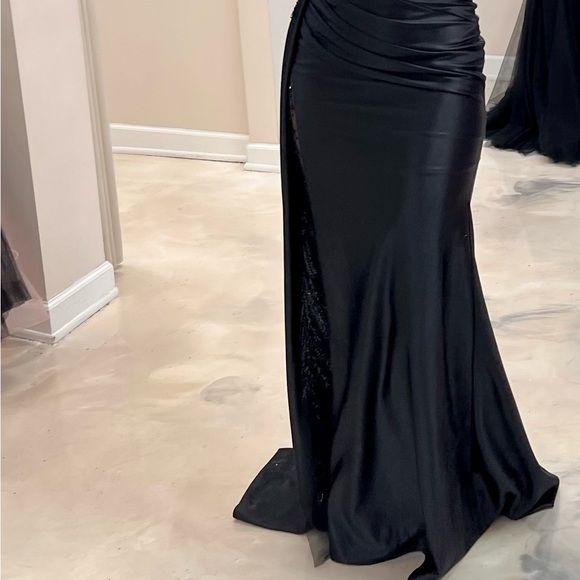 Formal Dress!! Beautiful Satin Black Gown with sequence detail Sz 6 - Picture 2 of 2